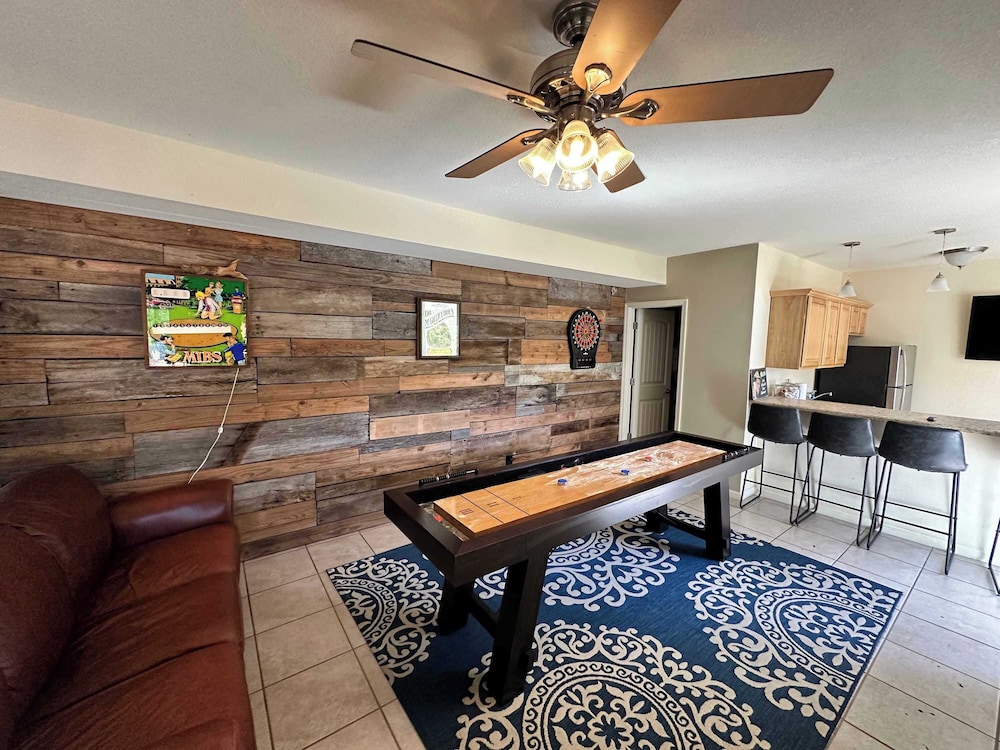 Lake It Easy Waterfront Getaway With 7 Bedrooms in Rocky Mount, United States