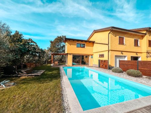 Olive garden family apartment with private pool — 4-Star Luxury Hotel in Sezana, Slovenia