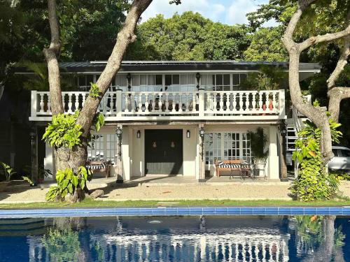 Charming 6BD Villa Pool Wi Fi Solar Energy — 4-Star Luxury Hotel in Lian, Philippines