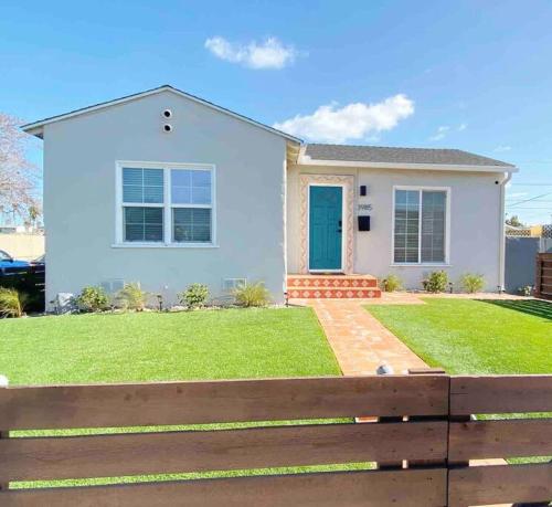 Crown Point Home w Cowboy Pool 2 Blocks to Bay — 4-Star Luxury Hotel in San Diego, United States