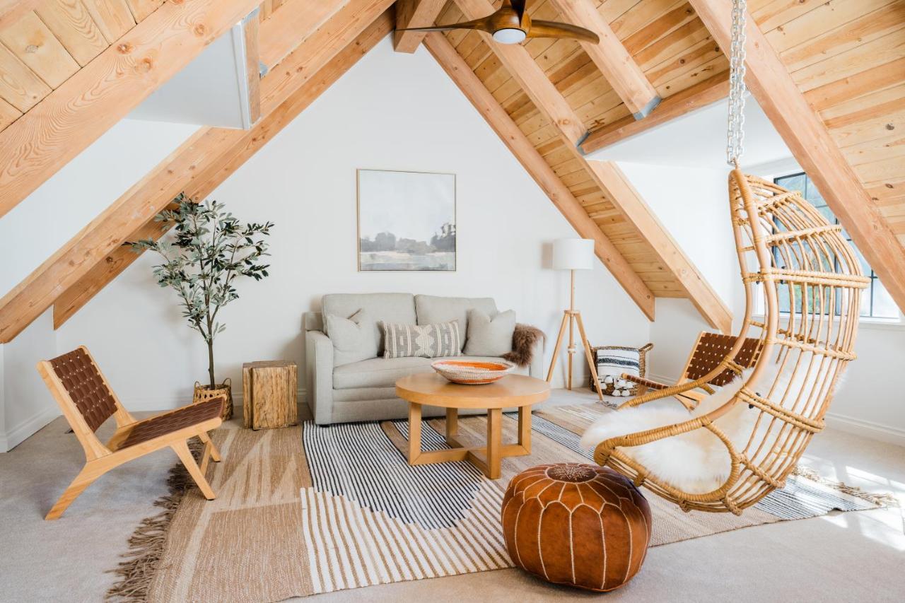 Wild Olive Lodge Serene grandma chíc getaway cabin — 4-Star Luxury Hotel in Running Springs, United States
