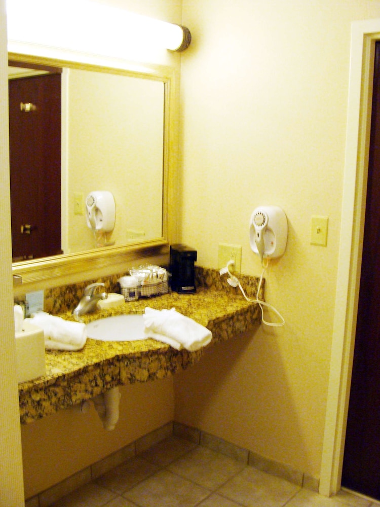 Hampton Inn Calera - photo 16