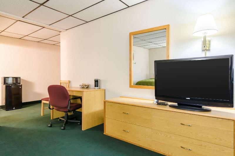 Quality Inn & Suites Salina West - photo 4