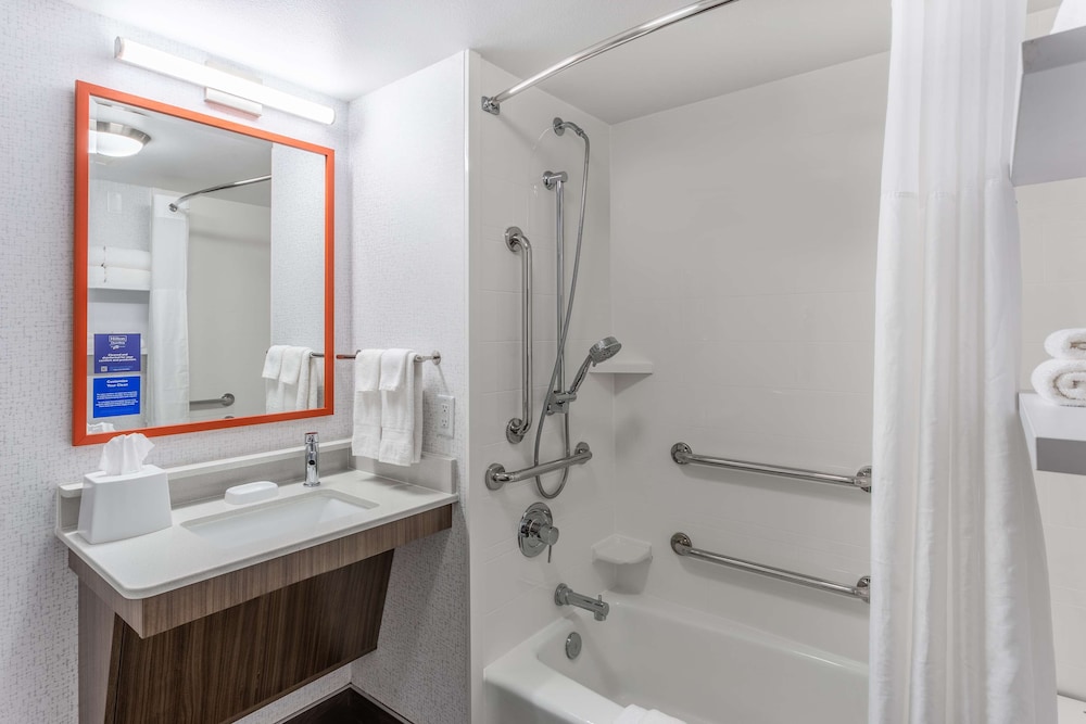Hampton Inn Sioux Falls - photo 25