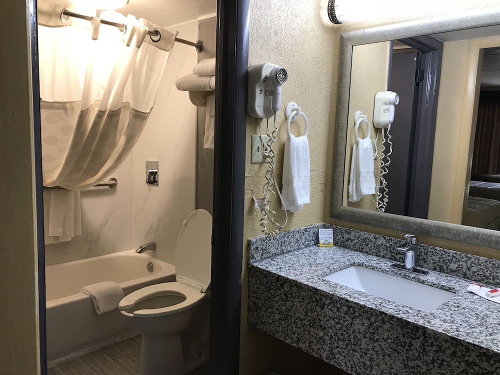 Days Inn by Wyndham Durham Near Duke University - photo 30