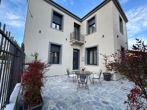 La Petite Mansion next to the city center in Volos, Greece