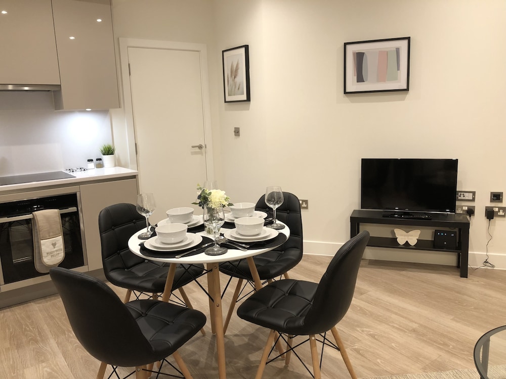 Modern Apartment By Creatick — 4-Star Luxury Hotel in Reading, United Kingdom