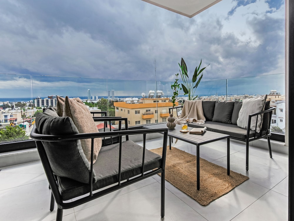 Sanders Only Charming 2 bdr Apt With Balcony
