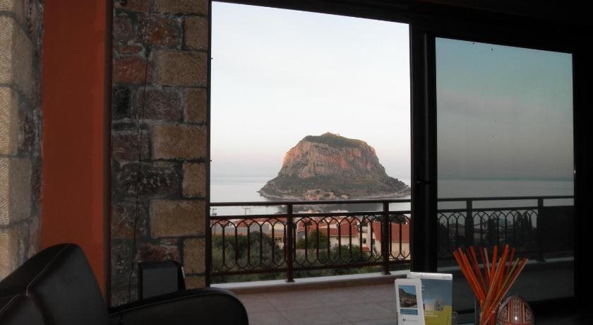 Villa Cazala — 4-Star Luxury Hotel in Gefyra, Greece