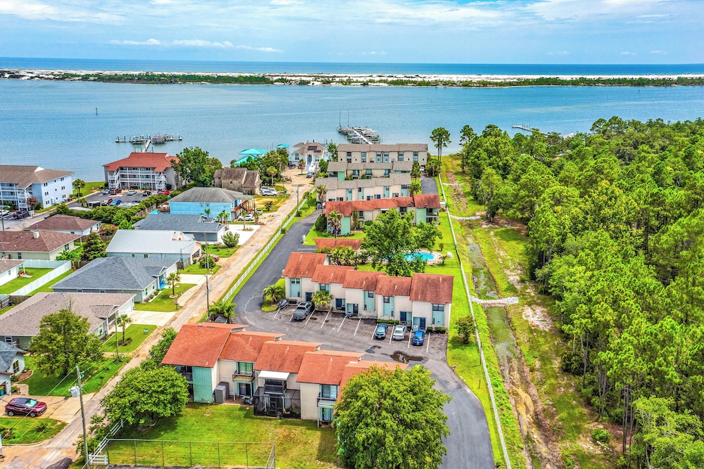 10 Mi to Navarre Beach Waterfront Rental with Pool — 4-Star Luxury Hotel in Mary Esther, United States