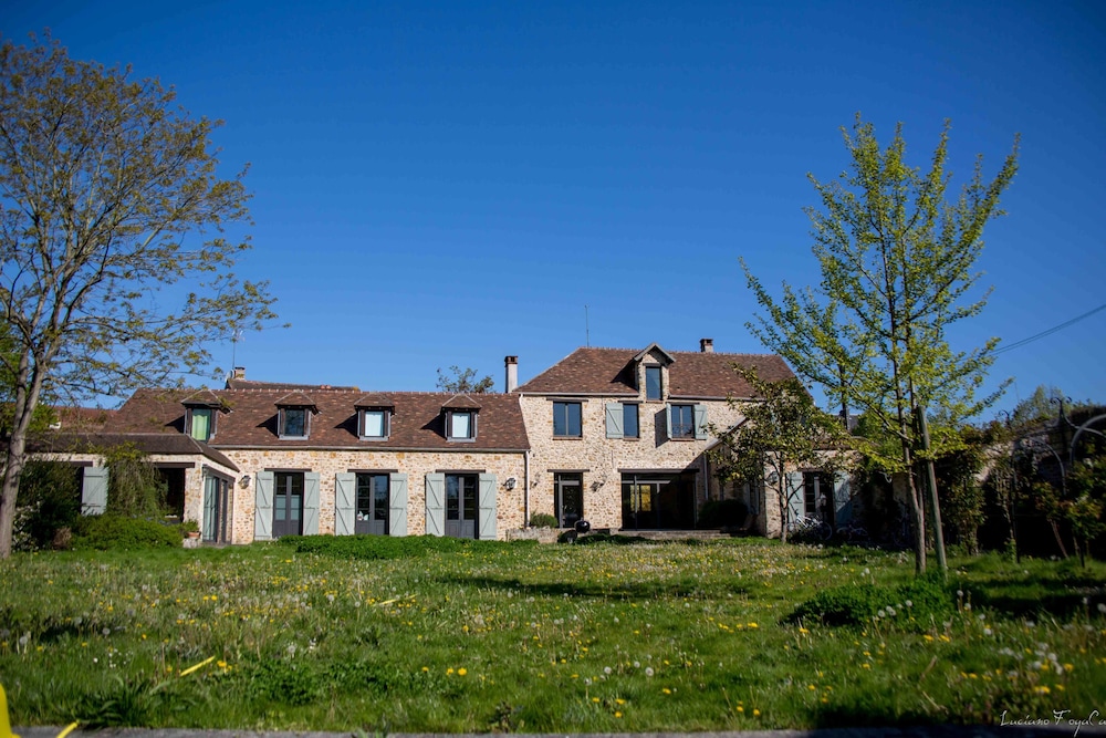 La Ferme du Vieux Moulin — 4-Star Luxury Hotel in Arpajon, France