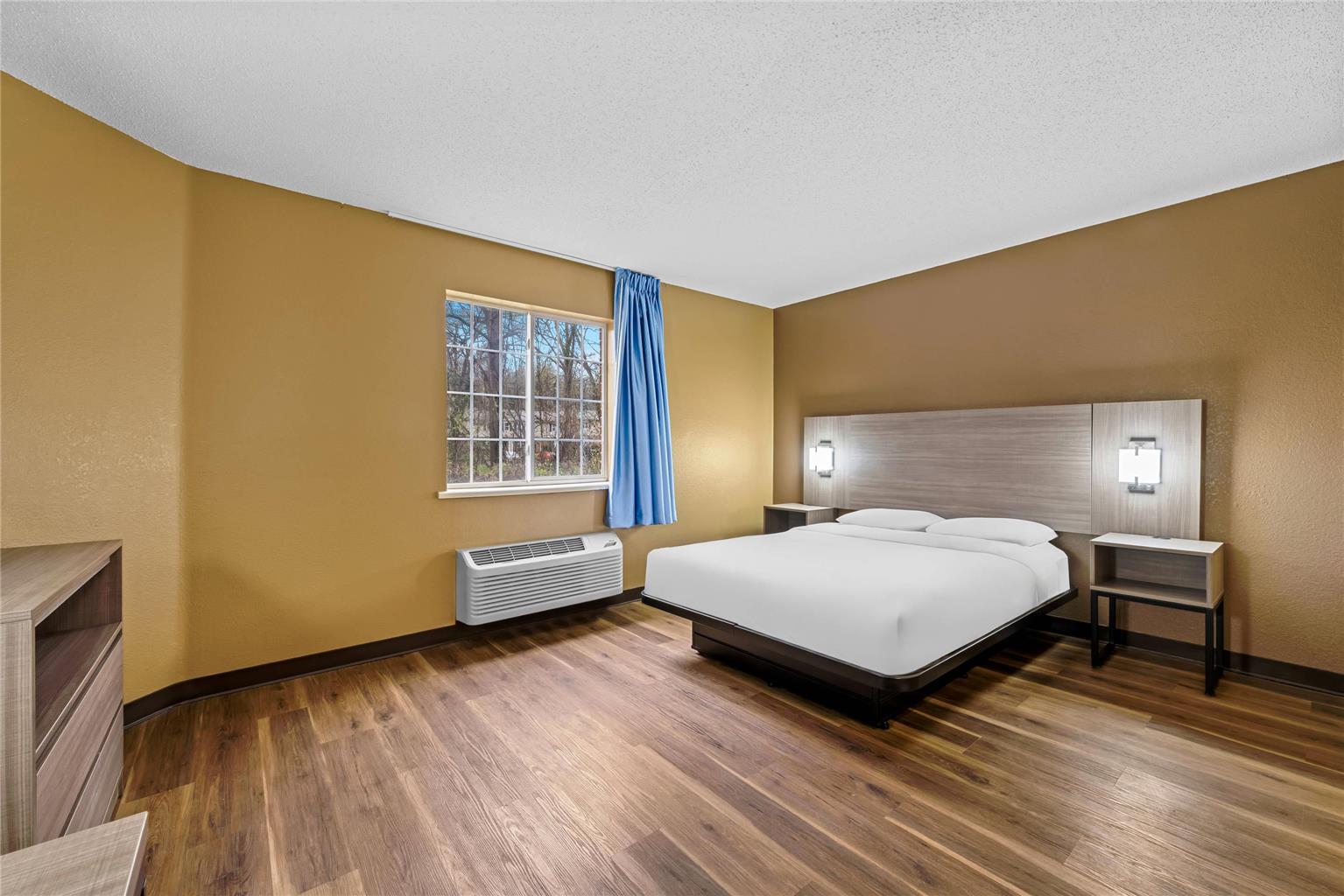 Suburban Studios Charlotte Executive Park - photo 9