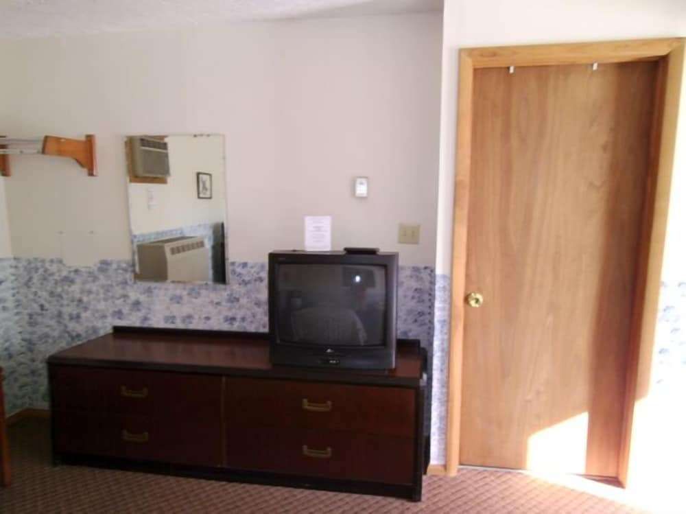 Hillsboro Inn & Suites - photo 10