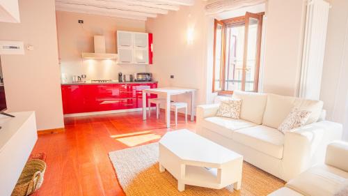 Old Town Alley Italian Homing — 4-Star Luxury Hotel in Desenzano Del Garda, Italy