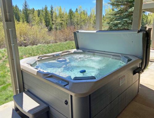 Hot Tub Blue River in Backyard Close to 5 Ski Resorts On Free Bus Route New Listing in Silverthorne, United States