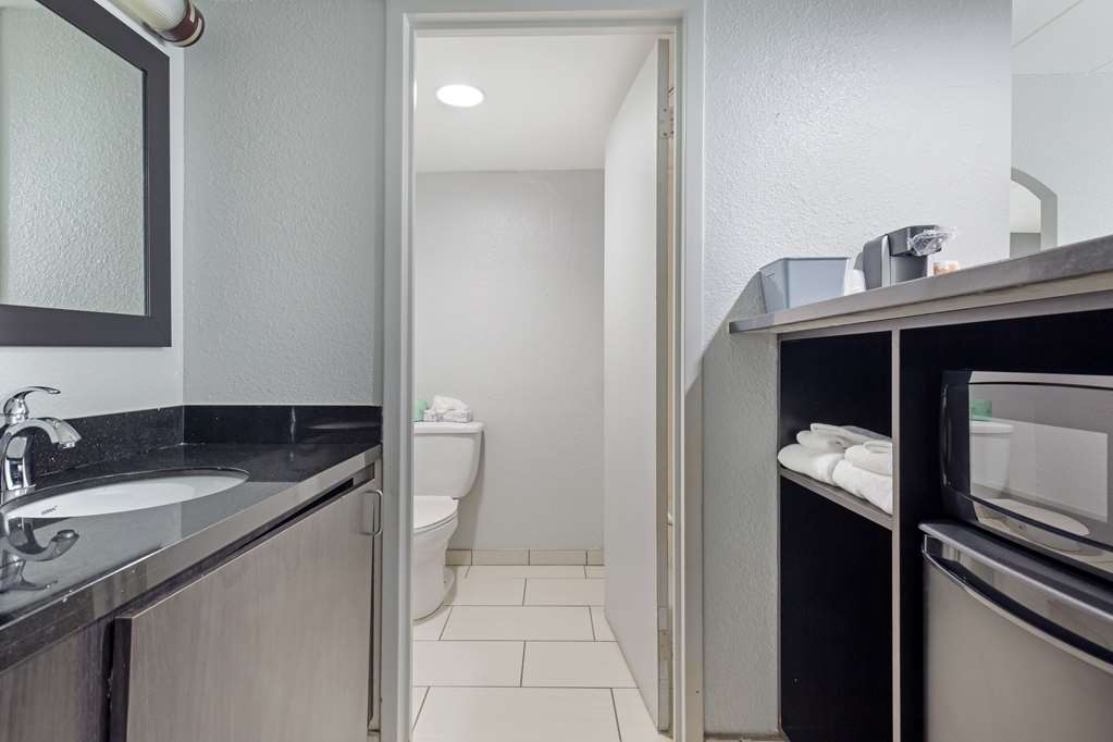 Clarion Hotel & Suites BWI Airport North - photo 26