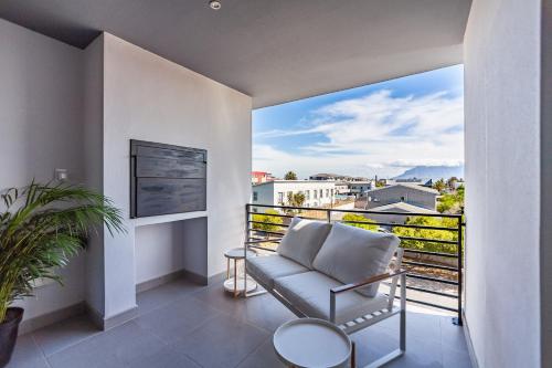 Chic Modern 2 bedroom beachfront with views 6 Blue Tides