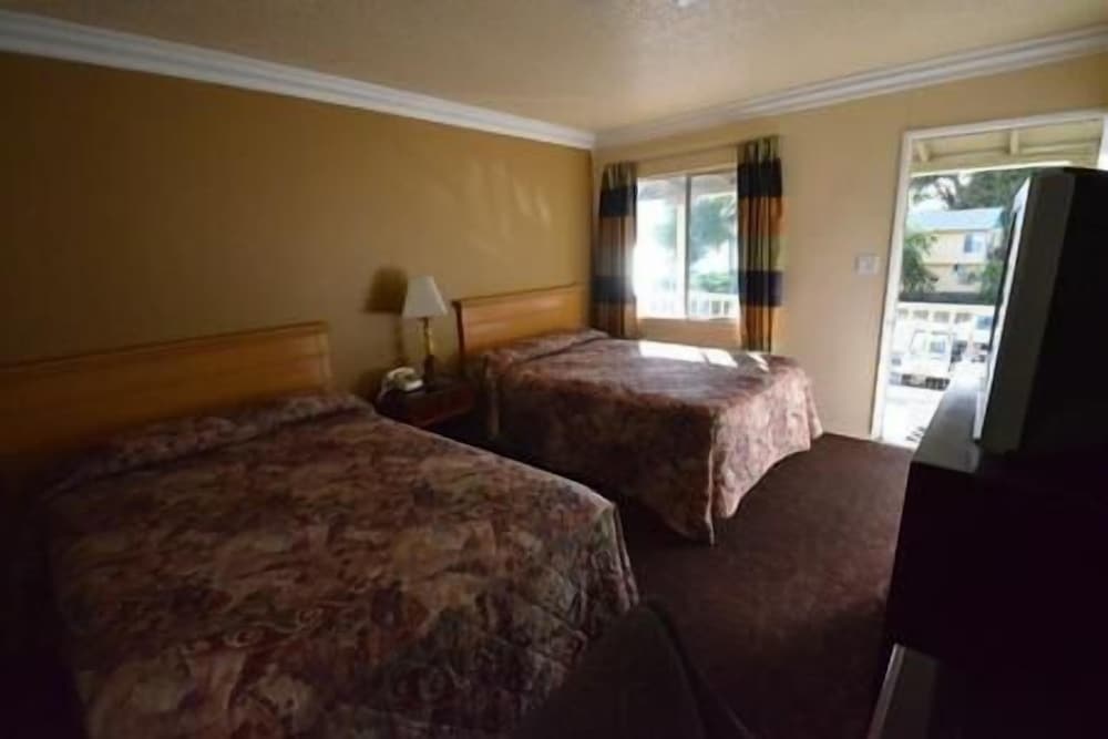 Lamplighter Motel - photo 12