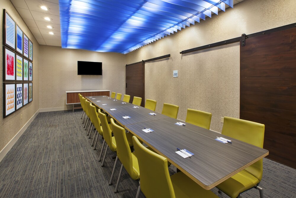 Holiday Inn Express & Suites Parkersburg East by IHG - photo 35
