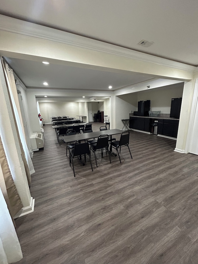 Clarion Pointe Greensboro Coliseum Area - photo 35