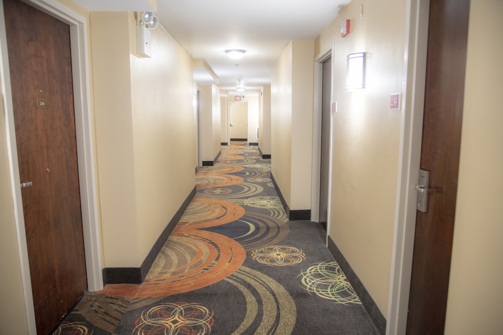 Howard Johnson Hotel & Suites by Wyndham Allentown Dorney - photo 45