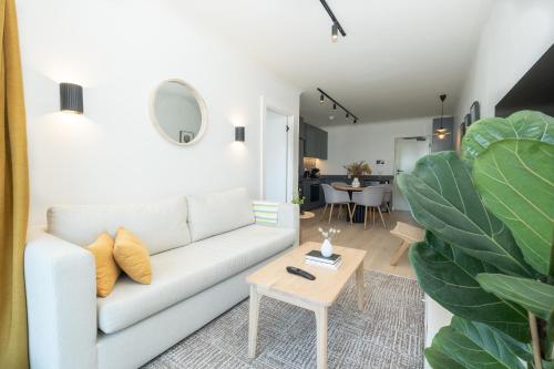 Stylish 1 Full Bedroom Apartment with a separate Living Room Workspace and Kitchen close to the beach and V&A in Cape Town