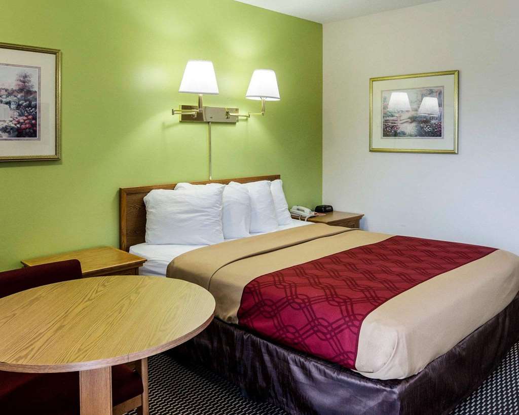 Econo Lodge Lawrence near University - photo 11