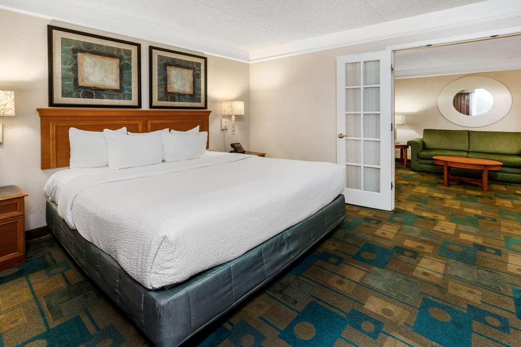 La Quinta Inn & Suites by Wyndham Phoenix West Peoria - photo 25