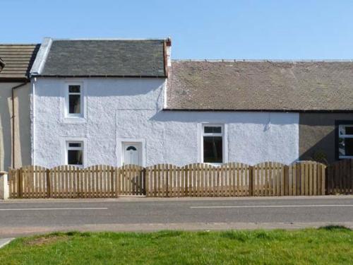 Sky Blue Cottage 10331945 — Lanark