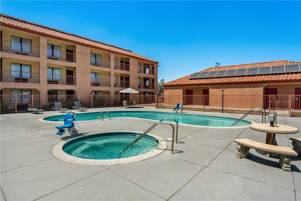 Days Inn by Wyndham Fontana Rialto - photo 16