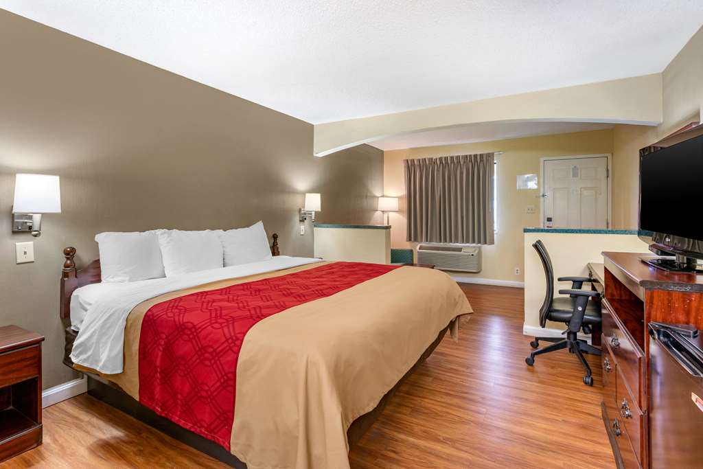Econo Lodge Inn & Suites Southeast - photo 4