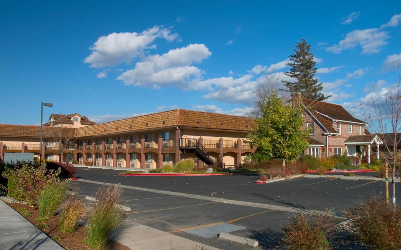 Carson Valley RV Resort - carbon neutral hotel in Minden