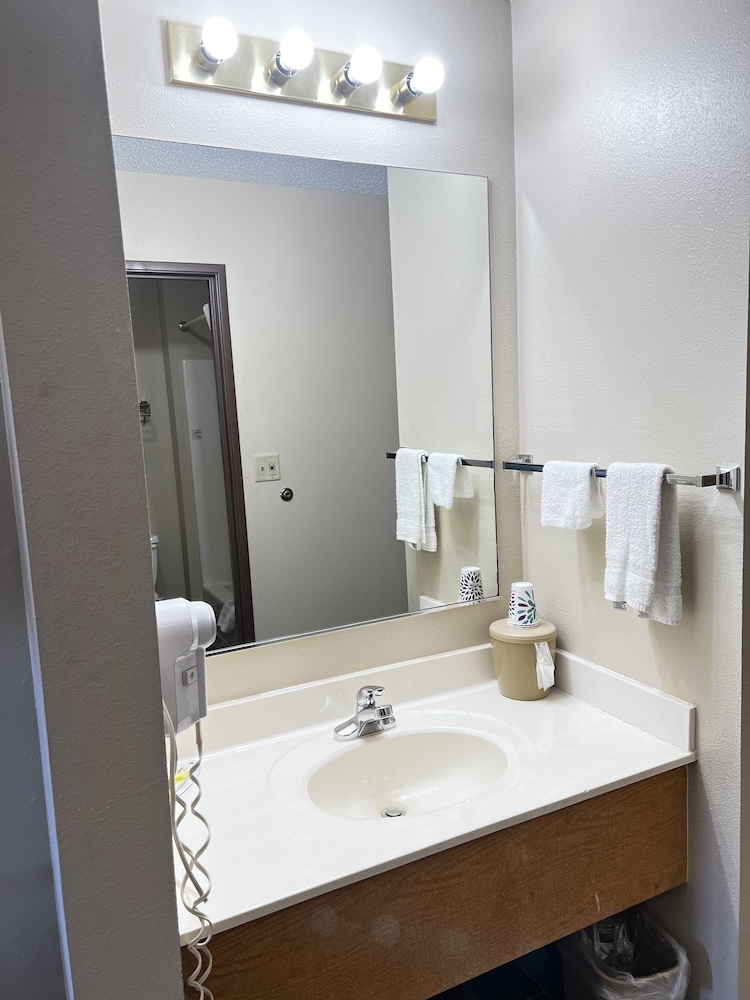 Designer Inn & Suites - photo 40