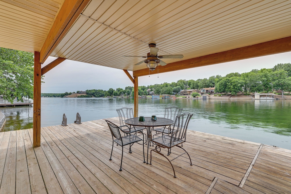 Bella Vista Home with Kayaks and Deck on Loch Lomond — 4-Star Luxury Hotel in Bella Vista, United States