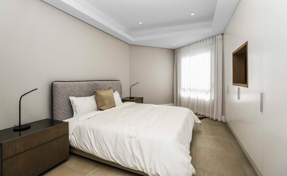 Apartment Sleeps 4 Parking Pool — 4-Star Luxury Hotel in Johannesburg, South Africa