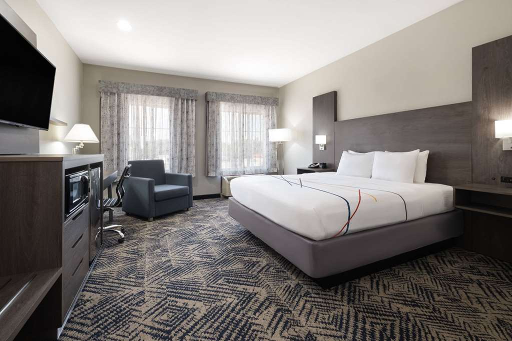 La Quinta Inn & Suites by Wyndham Tulsa Airpt Expo Square - photo 28