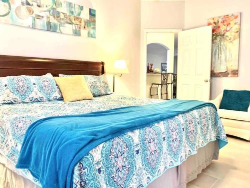 Modern Updates Great Location King Bed BMT in San Antonio, United States
