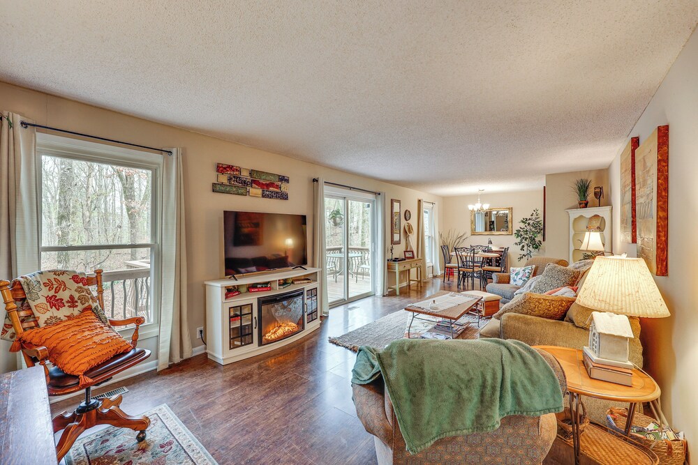Near Lakes & Trails Cozy Hot Springs Hideaway — hotel in Hot Springs Village