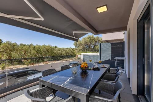 Luxury Apartment Nikolina with Garage — 4-Star Luxury Hotel in Tucepi, Croatia