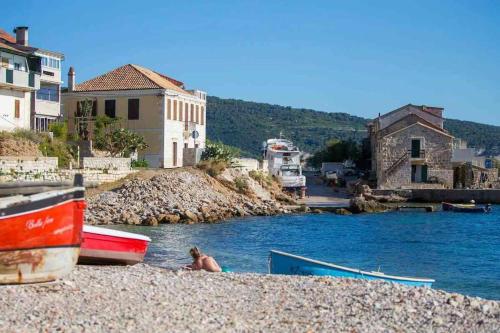 Seafront apartment Jurkovica — 4-Star Luxury Hotel in Komiza, Croatia