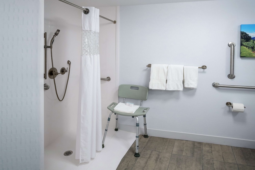 Hampton Inn Long Island Commack - photo 27