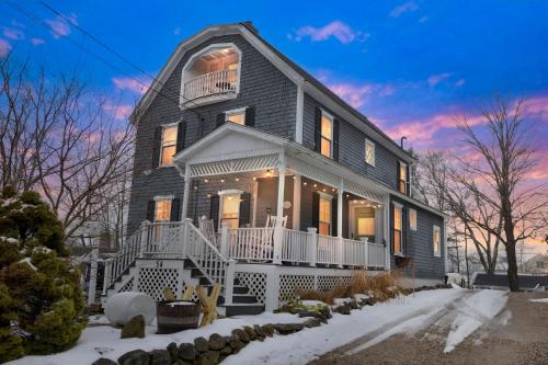 Main House 3 Story 5 Bed 3 Bath Private Deck Courtyard Pet Friendly fee applies — 4-Star Luxury Hotel in Wolfeboro, United States