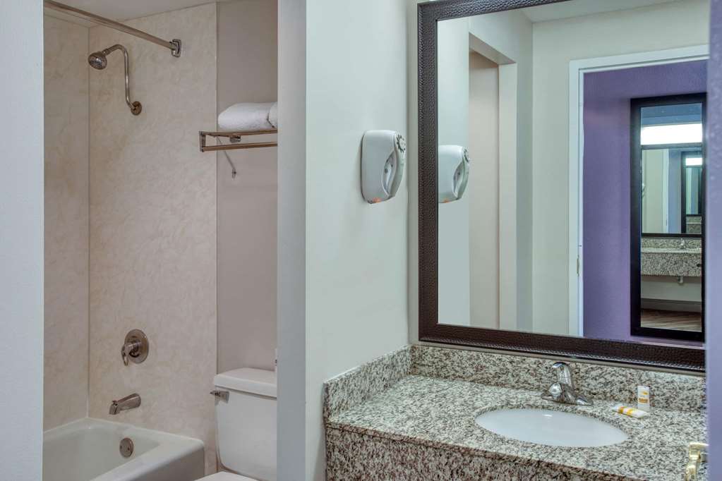 La Quinta Inn & Suites by Wyndham Minneapolis Bloomington W - photo 42