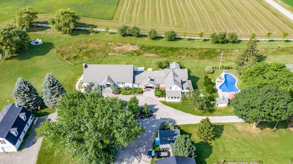 Mountain Ash Farm Country Manor in Collingwood, Canada