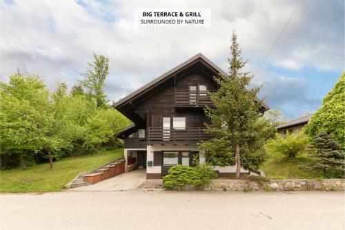 First House Lovely Holiday Home near Cerknica — 4-Star Luxury Hotel in Nova Vas, Slovenia