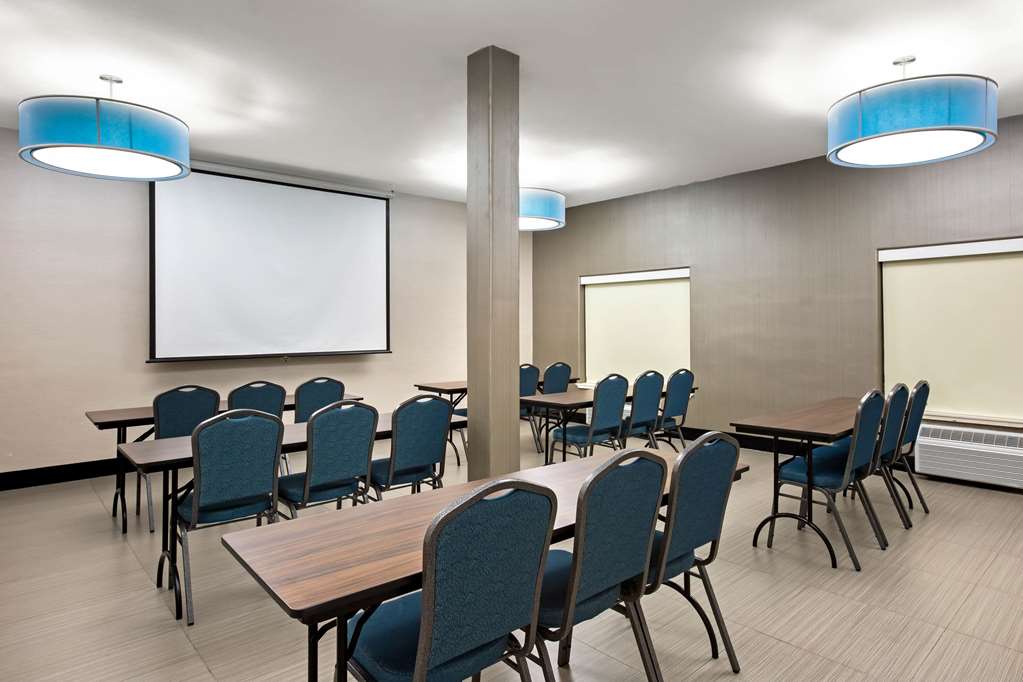La Quinta Inn & Suites by Wyndham Pharr North McAllen - photo 42