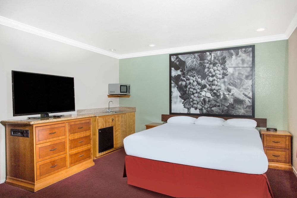 Upper Lake Inn and Suites - photo 8