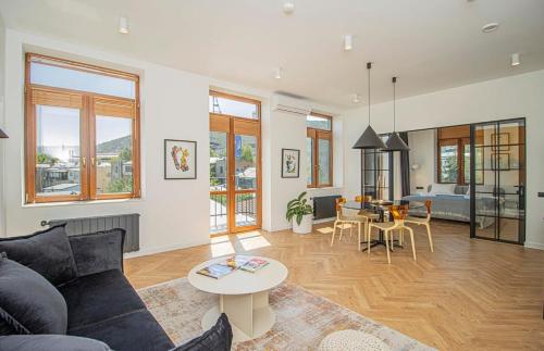 Chic 2BR Center Apt with View By Wehost