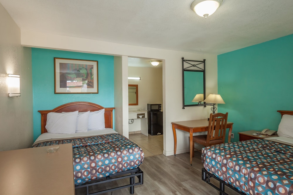 Vagabond Inn Hemet - photo 3