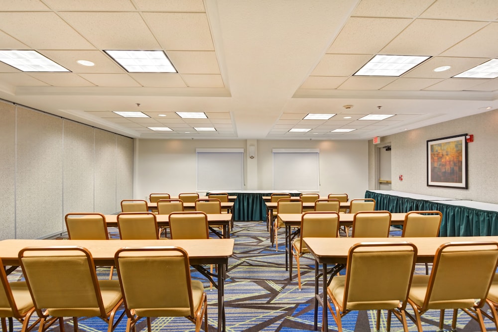 Holiday Inn Express & Suites New Berlin by IHG - photo 43